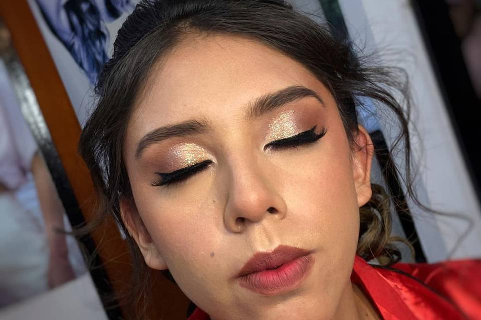 Maquillaje con sombras de brillos