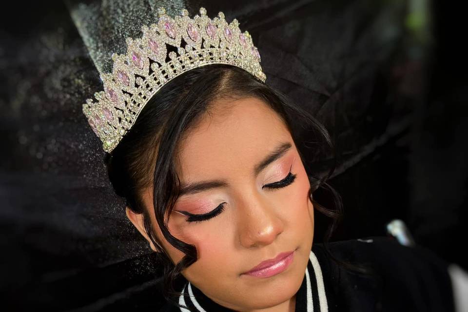 Maquillaje en tono rosa con peinado recogido y corona