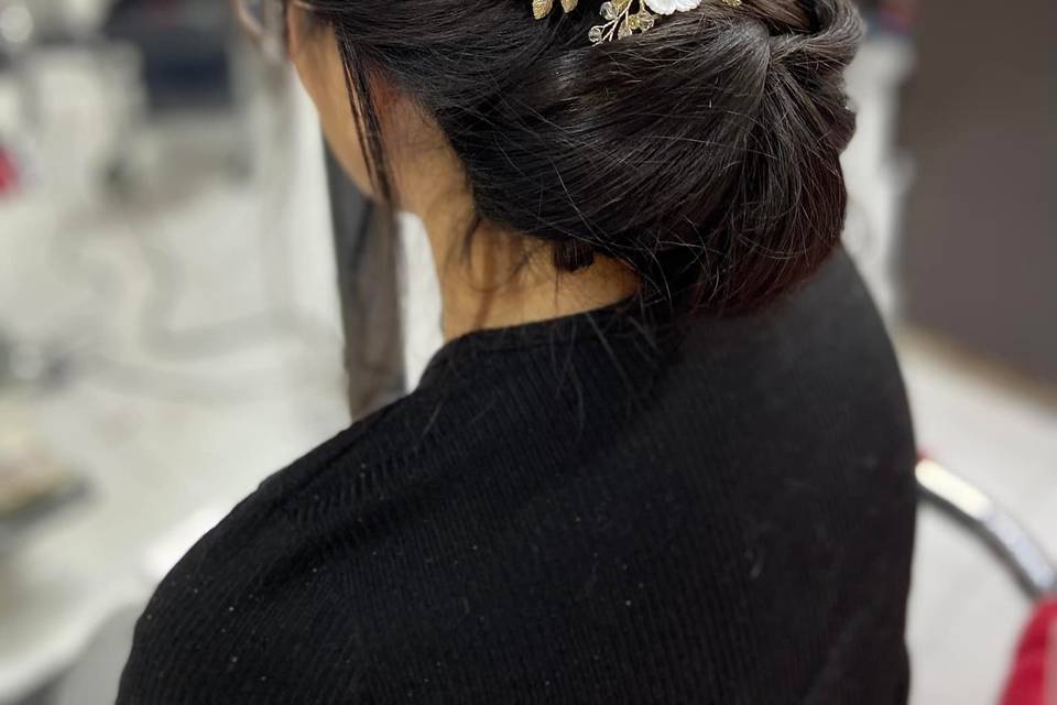 Peinado recogido con tocado de flores