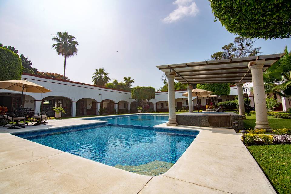 Piscina y jacuzzi