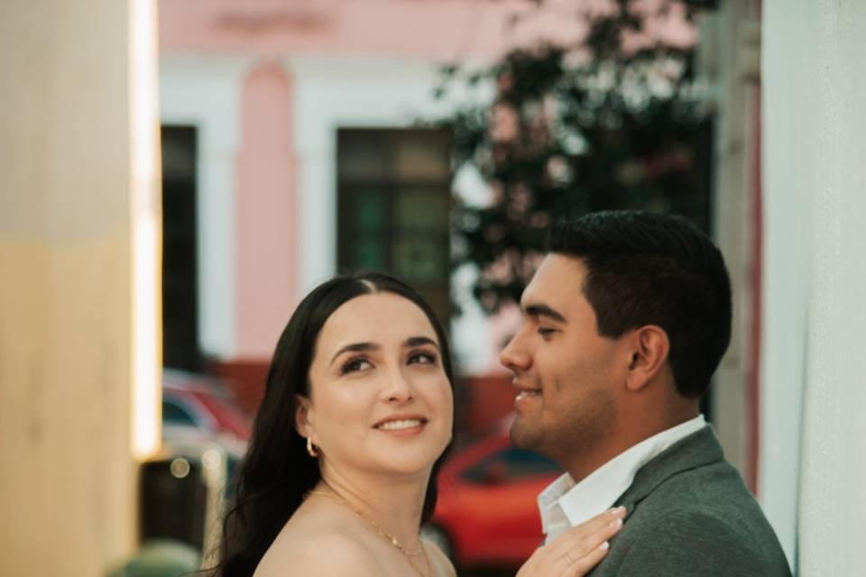 Recién casados recargados en un pared