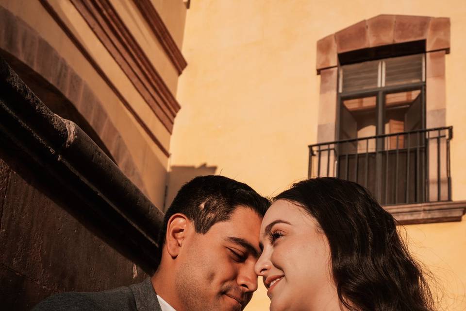 Pareja frente a una ventana