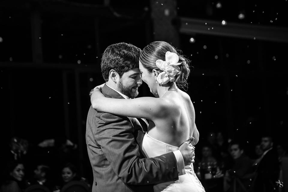 Novios bailando