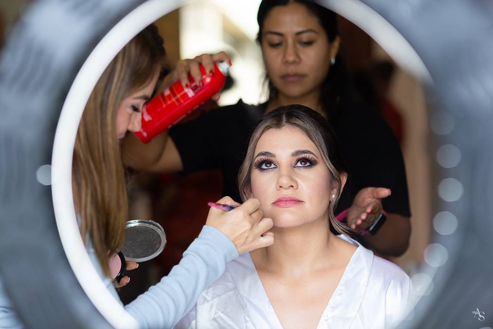 Novia maquillándose