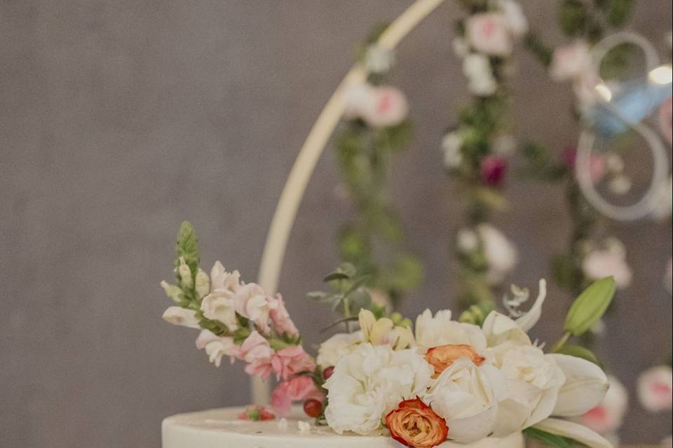 Pastel con flores en boda