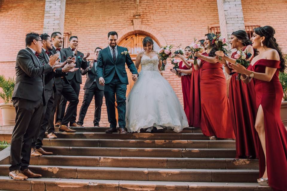 Novios saliendo de la iglesia