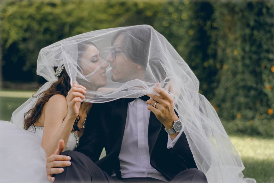 Novios sentados en un jardín