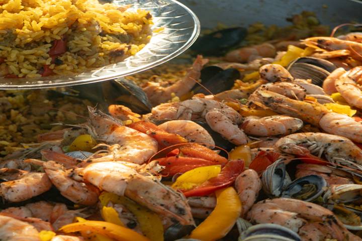 Paella mixta de mariscos carne