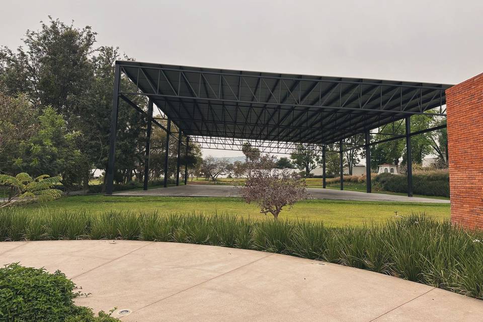 Terraza techada y un jardín