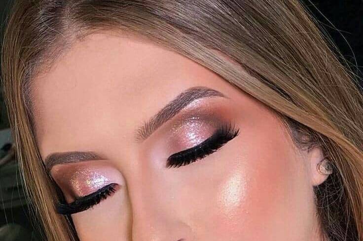 Maquillaje glowy con pelo liso