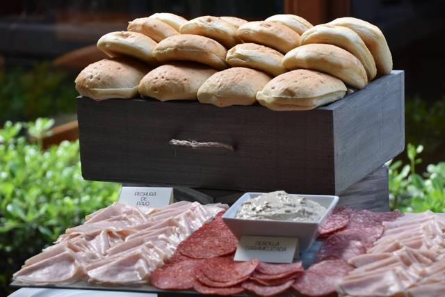 Mesa de carnes frías