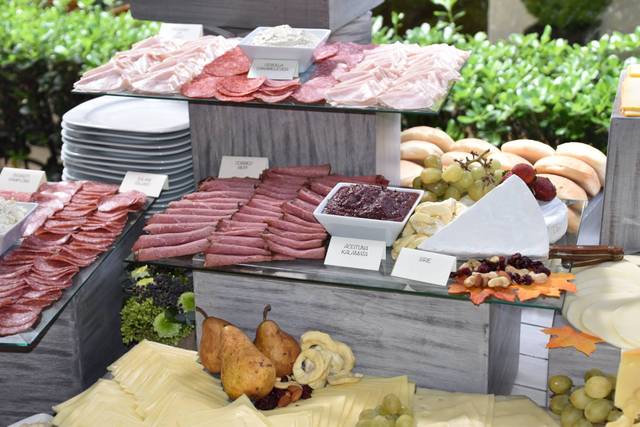 Mesa de carnes frías