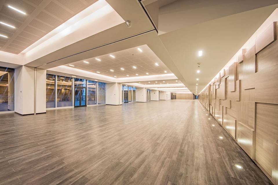 Salón con suelo de madera