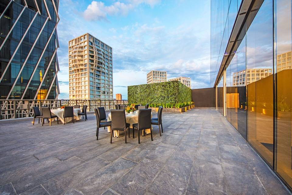 Terraza con sillas y mesas