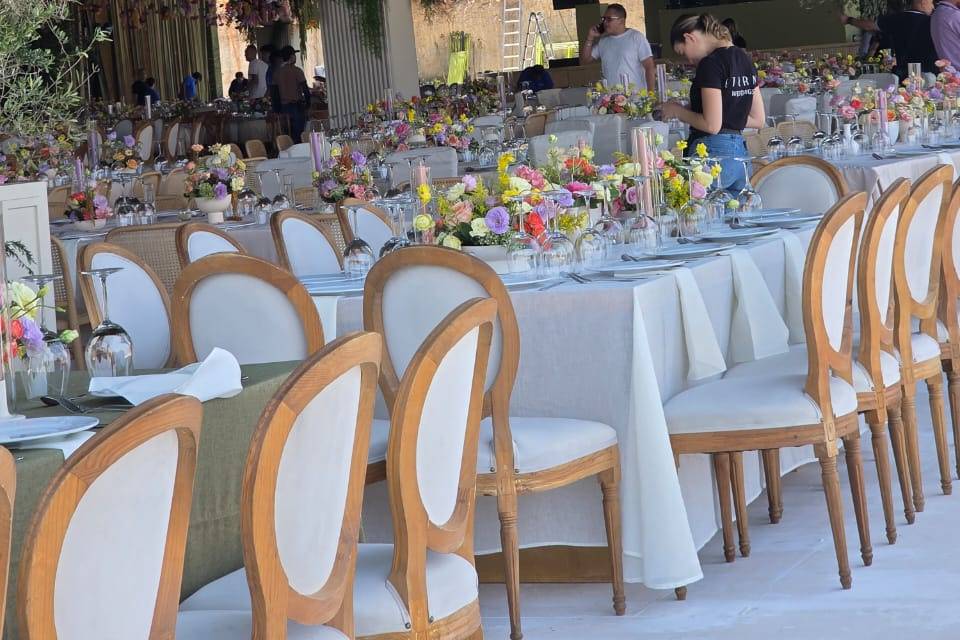 Evento con sillas blancas y carpa