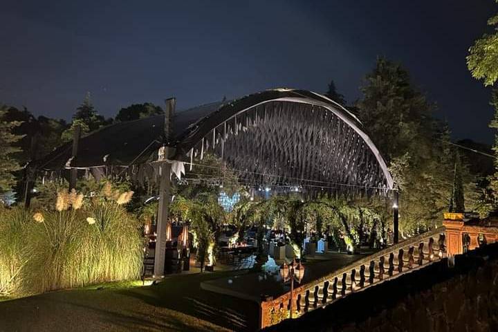 Carpa en jardín iluminado