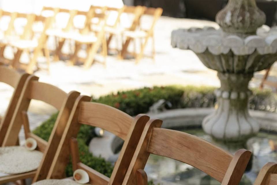 Sillas de madera con abanicos