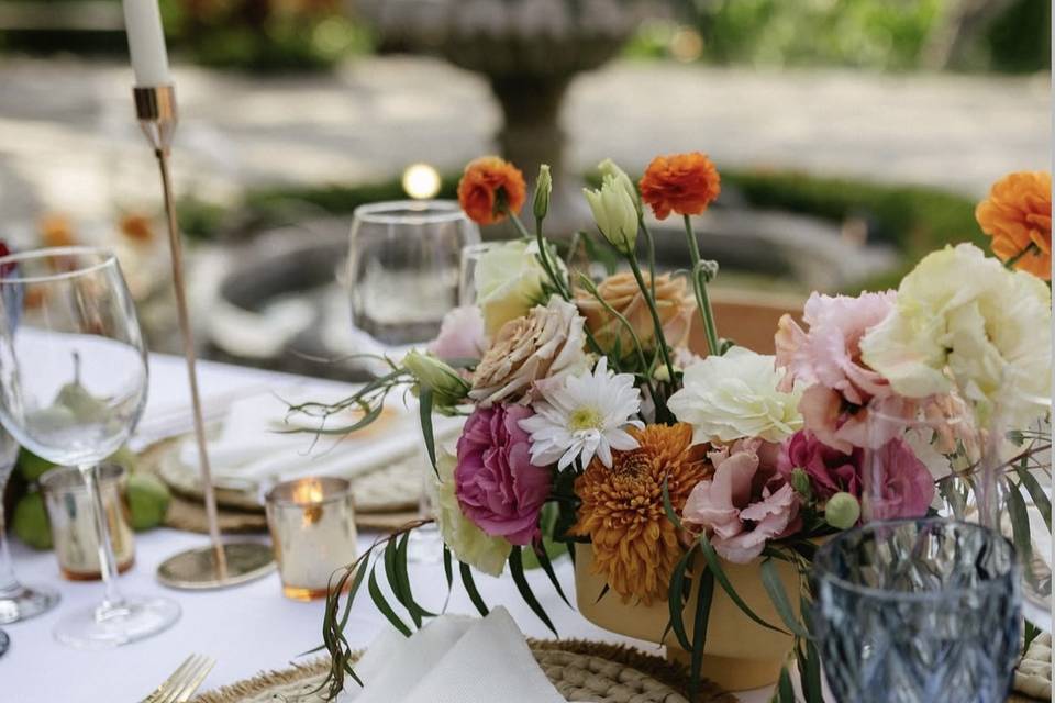 Montaje de mesa con flores y copas