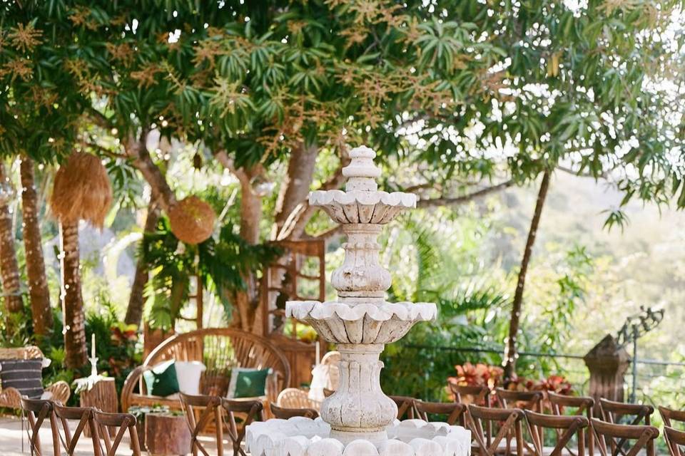 Fuente decorada con flores