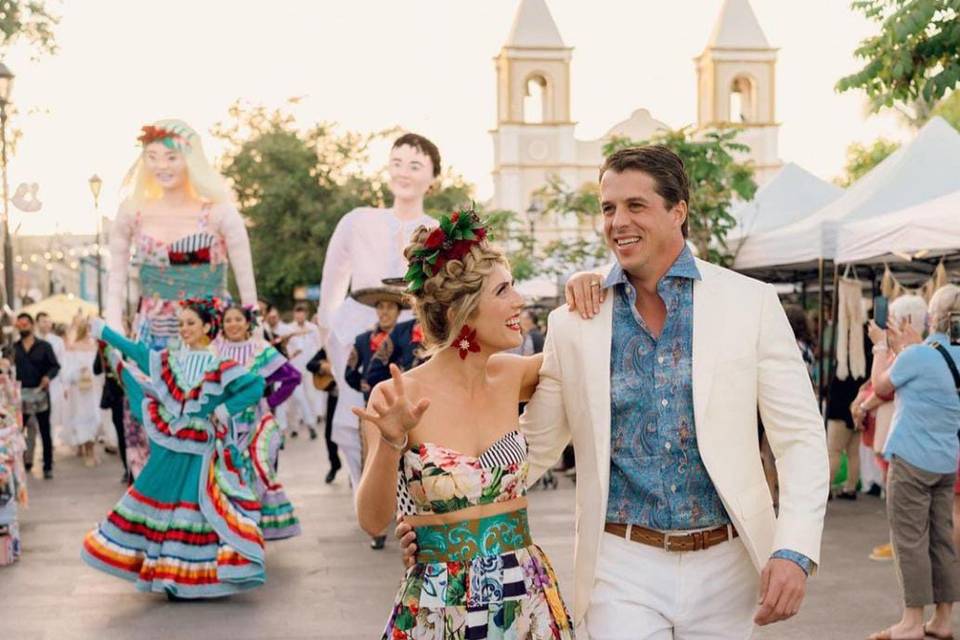 Novios caminando por la calle