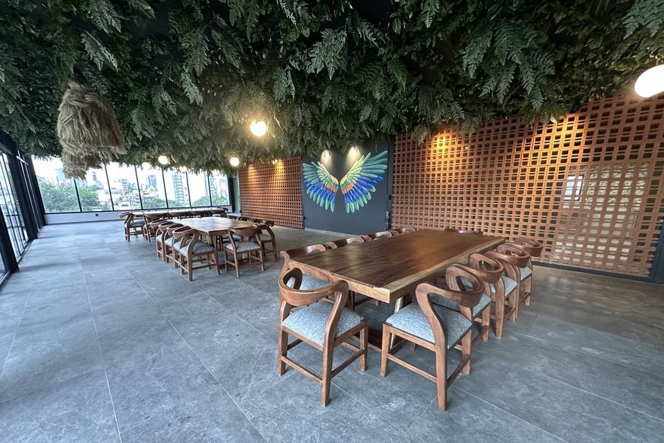 Terraza con mesas y sillas de madera