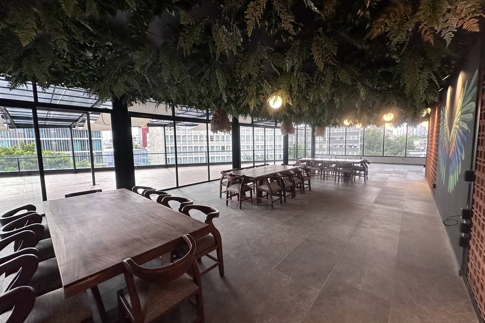 Patio con follaje y mesas de madera