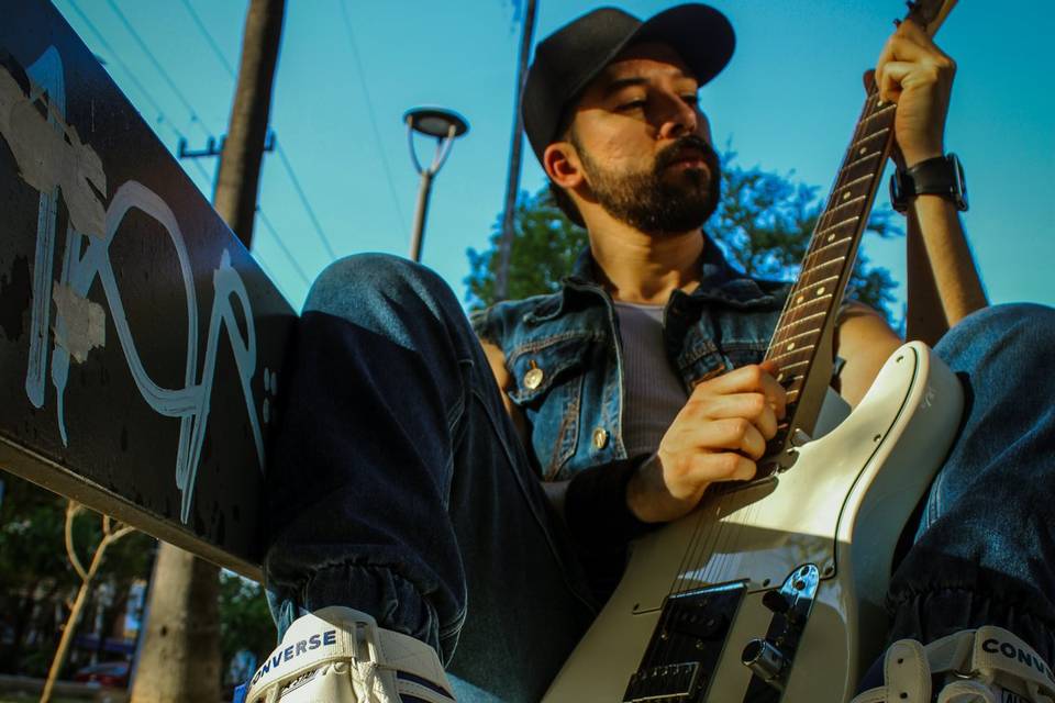 Músico con su guitarra