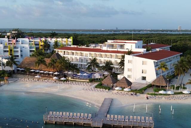 Vista aérea de u hotel de playa