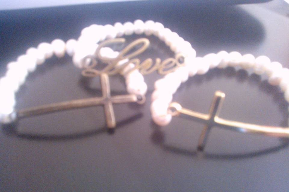 Pulseras con dije y perla de río