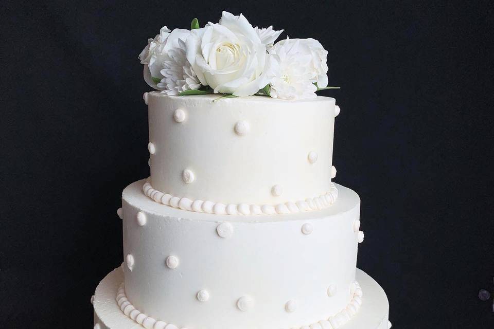 Pastel con 3 pisos y rosas en el top