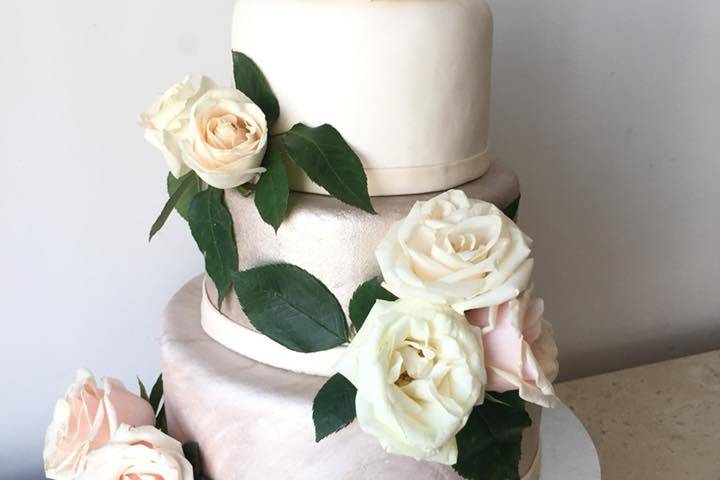 Pastel de tres pisos con rosas blancas