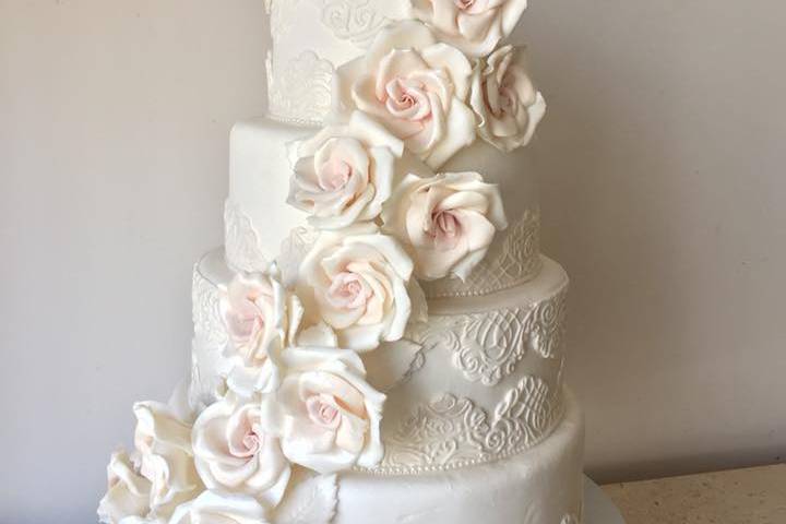 Pastel de 4 pisos con flores blancas
