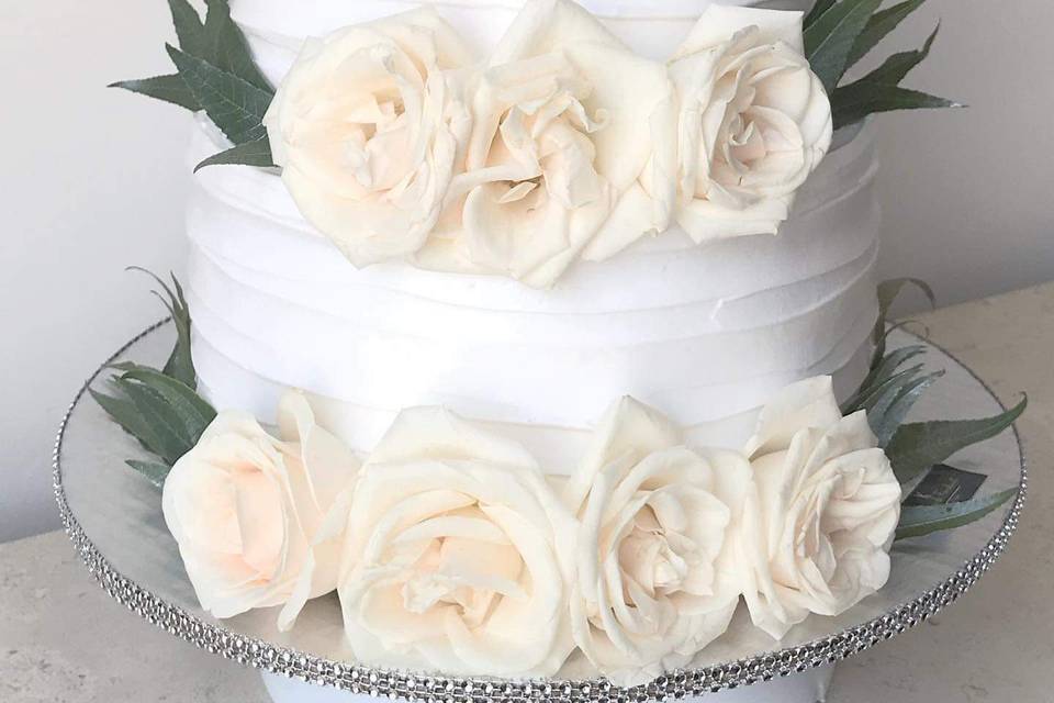 Pastel de dos pisos con rosas blancas