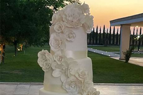 Pastel de 4 pisos con flores