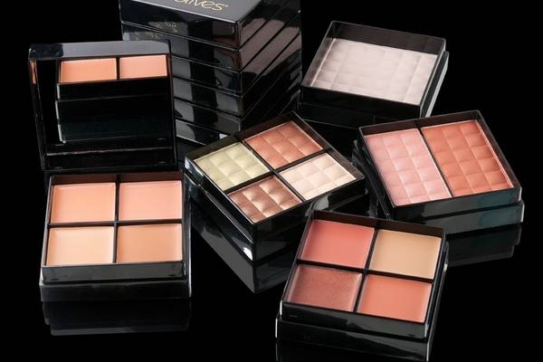 Cubo con sombras, maquillaje,