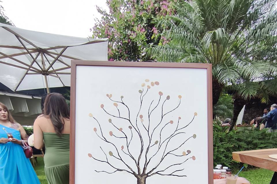 Árbol de huellas con artista