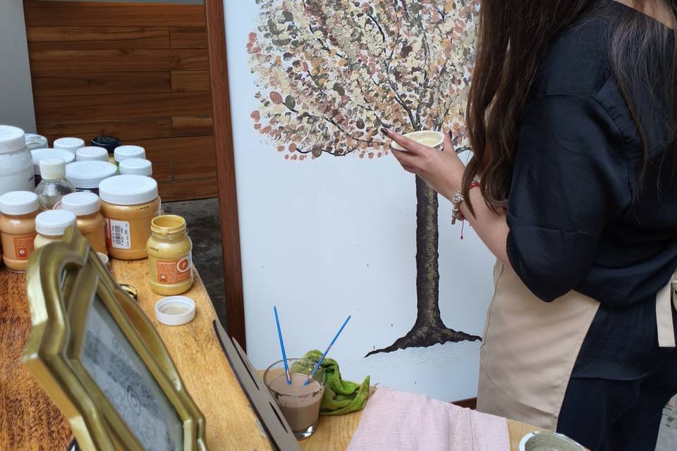 Árbol de huellas con artista
