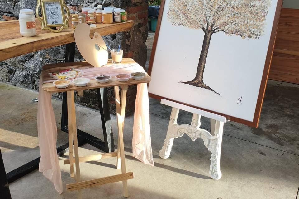 Árbol de huellas con artista