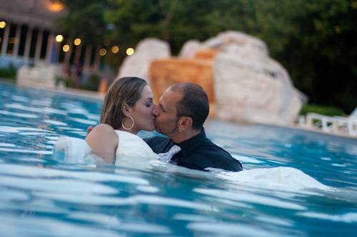 Los novios en la alberca