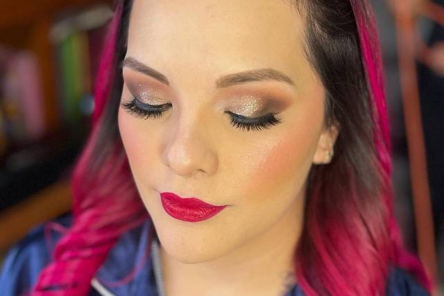 Maquillaje con labios rojos