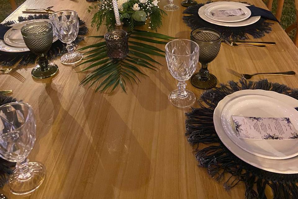 Mesa y sillas de madera montadas para el evento