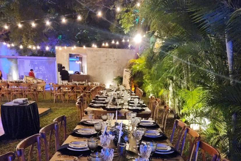Mesas adornadas en un jardín