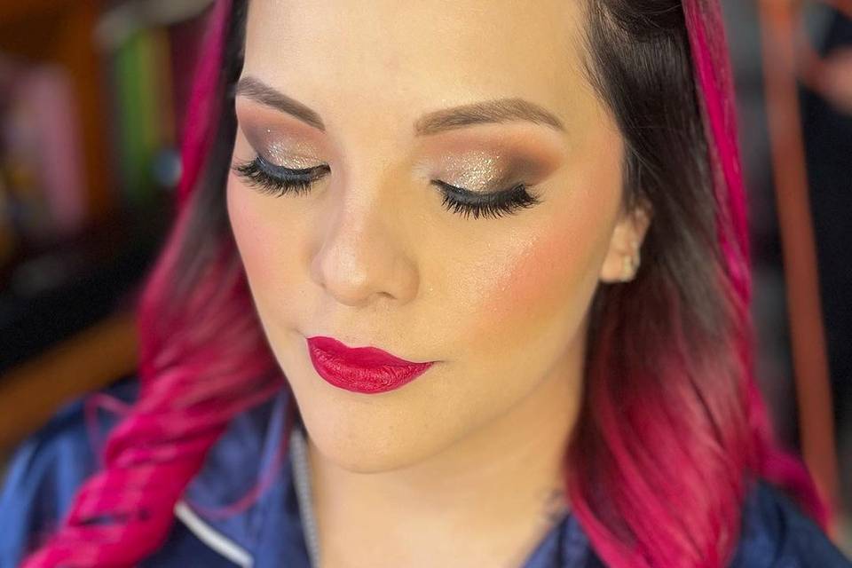 Maquillaje con labios rojos