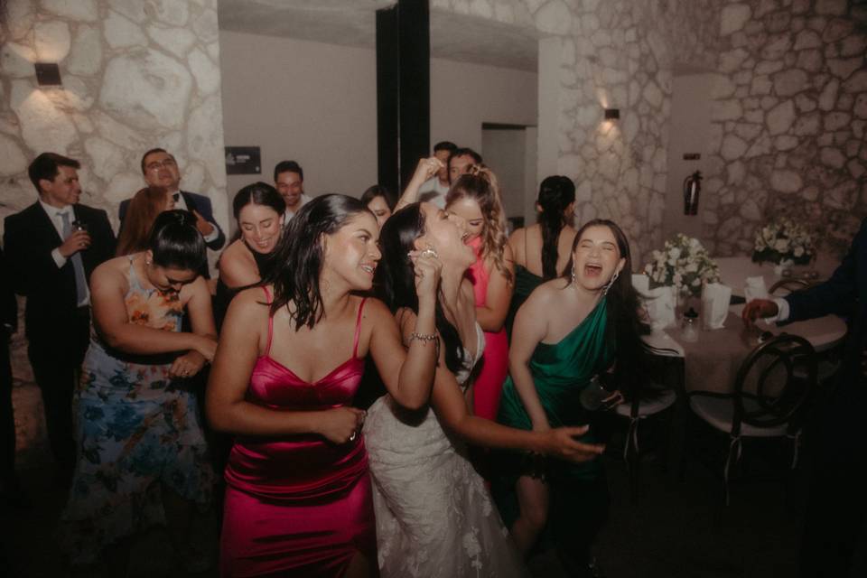 Invitados felices