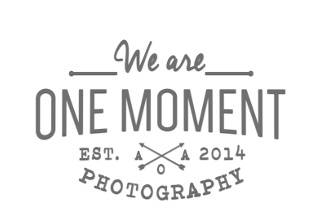 One Moment Photography logo nuevo