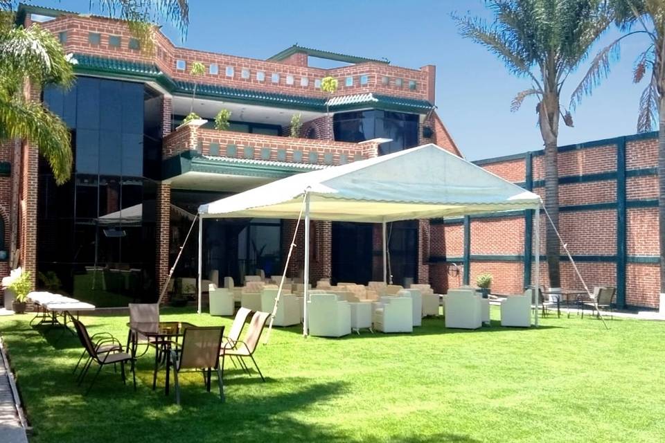 Amplio jardín