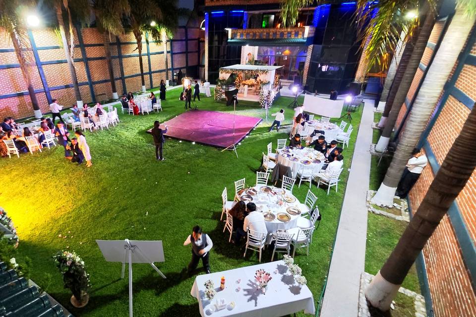 Jardín con amplio espacio
