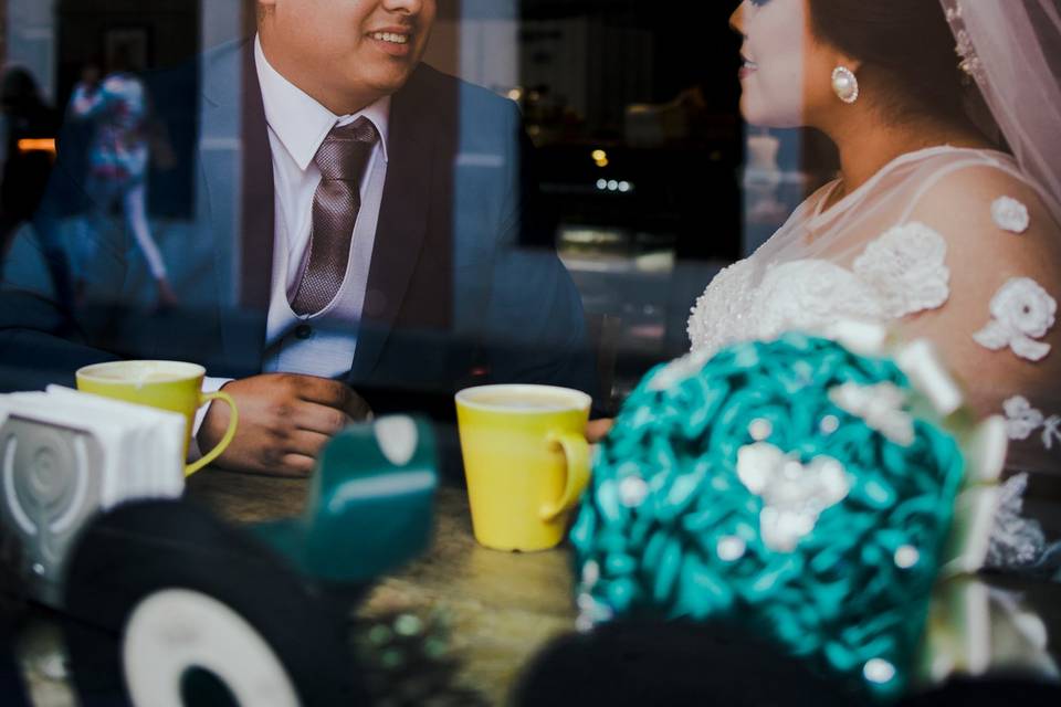 Sesión de boda en una cafeteri