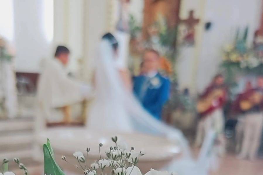 Un ramo de flores en el altar