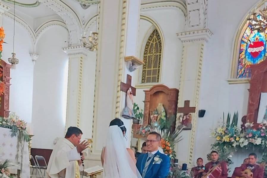 Los novios en el altar